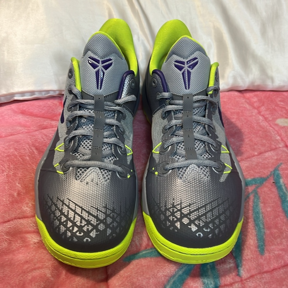 SALE 🔥🔥Vintage Collector Kobe Venomenon 4 Grey. Size:9.5. Serious offers only. - Picture 5 of 10